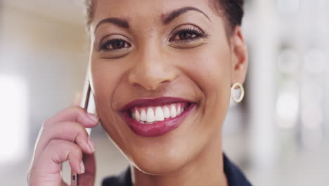 Glückliches-Gesicht-Einer-Geschäftsfrau-Bei-Einem-Telefonanruf