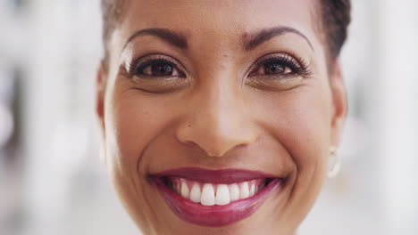 Schwarze-Frau,-Gesicht-Mit-Lächeln
