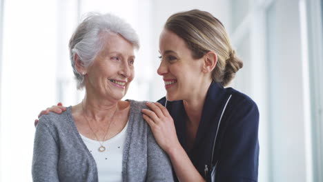 Una-Enfermera-Que-Cuida-A-Una-Anciana-Jubilada