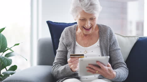 Una-Anciana-Usando-Una-Tableta-Digital