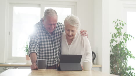 Ein-älteres-Paar,-Das-Ein-Digitales-Tablet-Nutzt