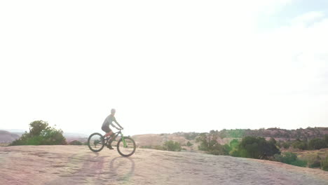 Un-Hombre-Atlético-En-Bicicleta-De-Montaña-En-El-Desierto