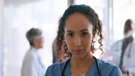 Schwarze-Frau,-Arzt-Und-Gesichtsporträt-Im-Krankenhaus
