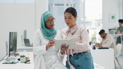 Mujeres-De-Negocios,-Musulmanas-O-Tablet-En-Coworking