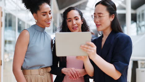 Tablet,-collaboration-and-business-women
