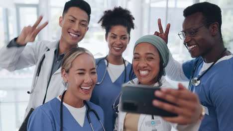Médicos,-Equipo-Y-Selfie-Con-Diversidad.
