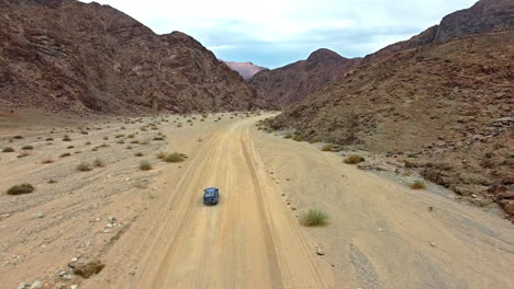 Making-tracks-through-the-desert-canyons