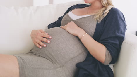Imágenes-En-4k-De-Una-Mujer-Frotándose-El-Vientre-Embarazado