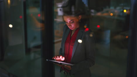 Eine-Junge-Geschäftsfrau,-Die-An-Einem-Digitalen-Tablet-Arbeitet