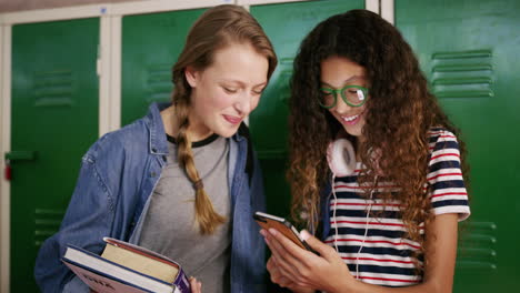 Zwei-Mädchen-Im-Teenageralter-Nutzen-Gemeinsam-Ein-Smartphone