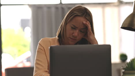 Kopfschmerzen,-Stress-Und-Geschäftsfrau-Auf-Einem-Laptop