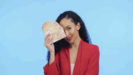 Portrait-of-business-woman-with-money
