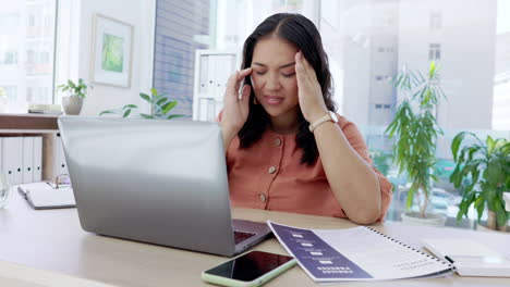Stress,-Laptop-Und-Kopfschmerzen-Bei-Asiatischer-Frau