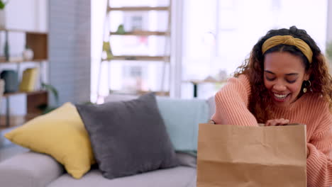 Happy-woman,-fast-food-and-delivery-on-living-room