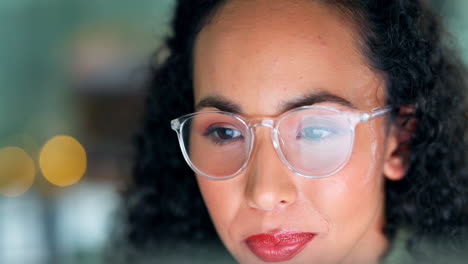 Reflexión,-Gafas-Y-Computadora-Con-Mujer-Negra