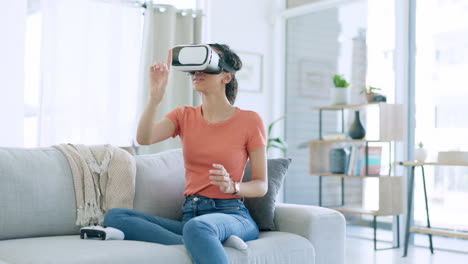 VR-Brille,-Interaktion-Und-Frau-Auf-Dem-Sofa