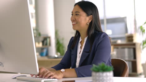Business-woman,-computer-and-smile