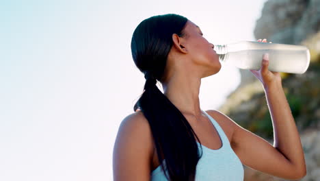 Runner,-woman-and-drinking-water-in-nature