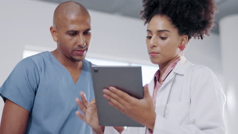 Discussion,-tablet-and-doctors-talking