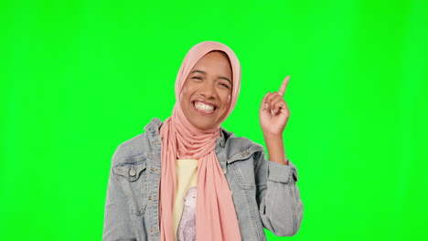 Muslim,-Gesicht-Und-Glückliche-Frau,-Die-Auf-Grün-Zeigt