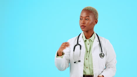 Médico,-Parada-O-Mujer-Negra-Seria-En-El-Estudio