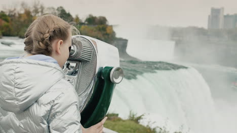 Ein-Kind-Wird-Durch-Ein-Großes-Stationäres-Fernglas-Zu-Den-Niagarafällen-Gehen.-Eine-Der-Berühmtesten-Attraktionen-Des-Staates-New-York-Und-Amerikas