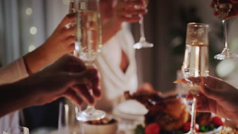 Hände-Mit-Gläsern-Champagner-Stoßen-über-Der-Festlichen-Tafel-An.-Feier-Des-Neuen-Jahres-Und-Weihnachten