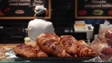 Fresh-baked-croissant-on-plate-with-copy-space--high-quality-photo