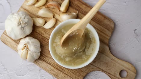 Top-view-of-garlic-paste-on-table-,