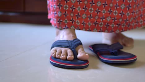 Girls-feet-wearing-sandal-at-early-morning