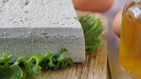 Top-view-of-slice-of-tofu-on-a-chopping-board-on-table-,