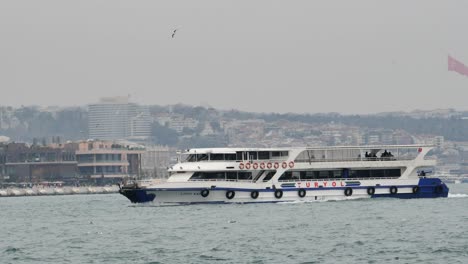 Ferry-Navega-Por-El-Río-Bósforo-En-Estambul