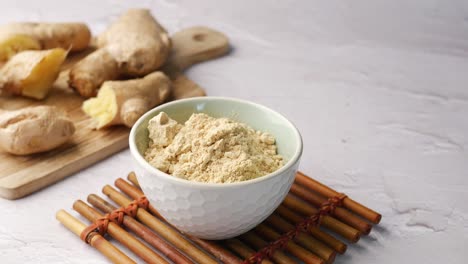 Ginger-powder-and-slice-of-ginger-on-table