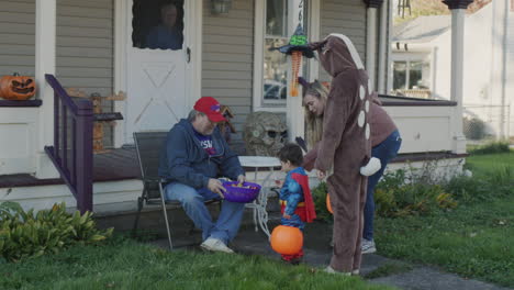 Wilson,-Nueva-York,-Estados-Unidos,-Octubre-De-2021:-Niños-Con-Disfraces-Festivos-Van-A-Buscar-Dulces-El-Día-De-Halloween