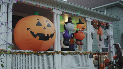 Wilson,-Nueva-York,-Estados-Unidos,-Octubre-De-2021:-El-Día-De-Halloween,-Un-Grupo-De-Niños-Va-De-Casa-En-Casa-Para-Recoger-Dulces.
