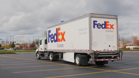 Lockport,-NY,-USA,-October-2021:-A-Fedex-truck-is-parked-in-a-supermarket-parking-lot.