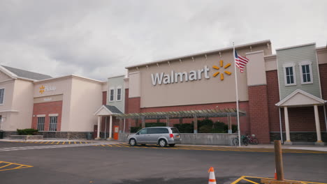 Lockport,-NY,-USA,-October-2021:-The-building-of-the-Walmart-supermarket-chain-in-the-USA-with-a-parking-lot-in-front-of-it
