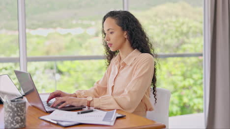 Mujer,-Trabajando-Y-Escribiendo-En-Una-Computadora-Portátil-En-La-Oficina-En-Casa