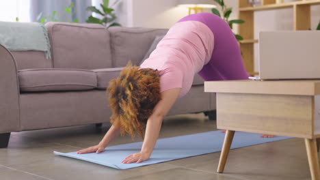 Übung,-Zuhause-Und-Frau-Mit-Yoga
