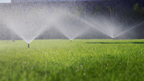 Bewässerungssystem-Bewässert-Den-Grünen-Rasen-–-Wasser-Wird-Aus-Düsen-Unter-Druck-Zugeführt
