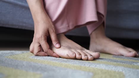 Close-up-on-women-feet-and-hand-massage-on-injury-spot
