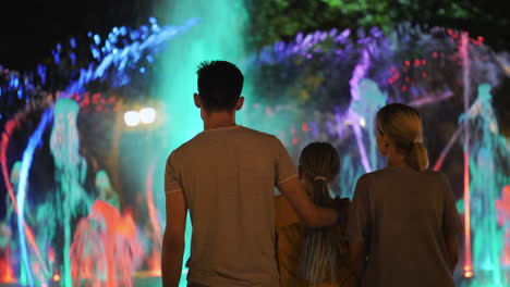 Family-admiring-the-illuminated-dancing-fountain