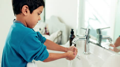 Kleiner-Junge-Beim-Händewaschen,-Hygiene