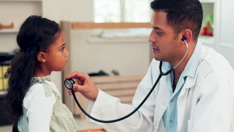 Stethoskop,-Arzt-Und-Mädchen-In-Einer-Beratung