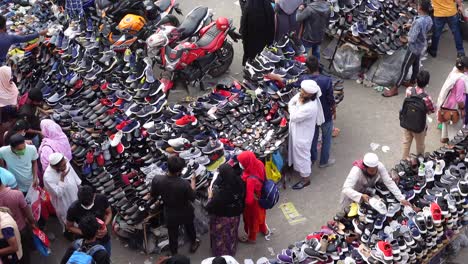 Dhaka-Bangladesch-25.-August-2021-Verkauf-Von-Tüchern-Auf-Fußwegen-In-Der-Gegend-Von-Polton