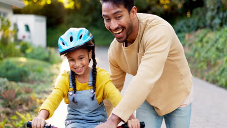 Padre,-Niño-Y-Aprendiendo-A-Andar-En-Bicicleta