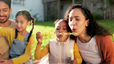 Kinder,-Garten-Und-Eine-Familie,-Die-Seifenblasen-Macht