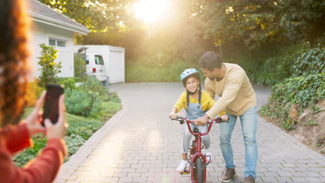 Familia-Feliz,-Padres-Y-Niños-Enseñando-En-Bicicleta
