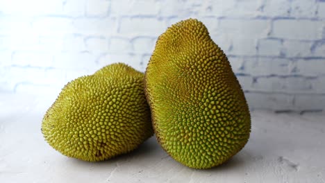 Top-view-of-slice-of-jackfruits-in-a-bowl-on-table