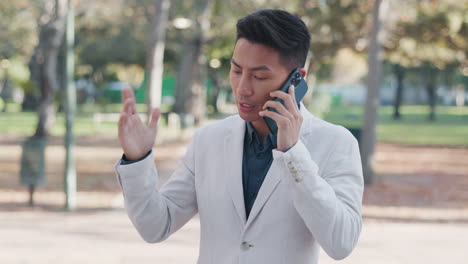 Telefonanruf,-Park-Und-Ernsthafter-Asiatischer-Geschäftsmann